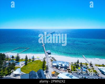 Blick auf das Wasser und einen Pier entlang der Küste Stockfoto