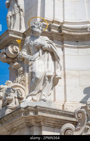 Budapest, Ungarn Skulpturen der Dreifaltigkeitssäule außerhalb der Matthiaskirche Stockfoto