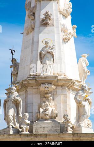 Budapest, Ungarn Skulpturen der Dreifaltigkeitssäule außerhalb der Matthiaskirche Stockfoto