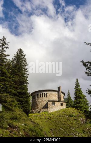 Truebsee, Schweiz - August 06. 2021 Uhr: Die runde Kapelle der Himmelfahrt (Kapelle Maria Himmelfahrt) auf einem Hügel am Ufer des Trübsees Stockfoto
