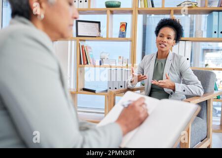 Frauentherapie, Reden und Schreiben von Therapeuten, Beratung und psychologische Beurteilung, professionelle Unterstützung oder Hilfe. Notizbuch, Psychologe Stockfoto