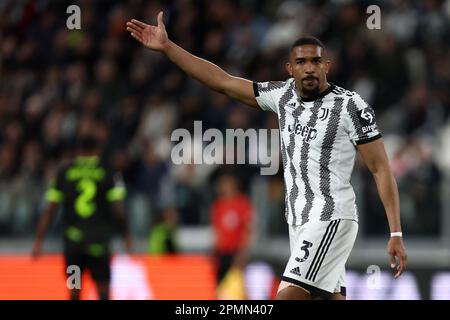 Turin, Italien. 13. April 2023. Gleison Bremer vom FC Juventus Gesten während des Viertelfinales der UEFA Europa League im ersten Spiel zwischen dem FC Juventus und dem Sporting Clube de Portugal am 13 2023. April im Allianz-Stadion in Turin, Italien . Kredit: Marco Canoniero/Alamy Live News Stockfoto