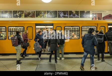 U7, U-Bahnhof Mehringdamm, Kreuzberg, Berlin, Deutschland *** Lokale Beschriftung *** , Berlin, Deutschland Stockfoto