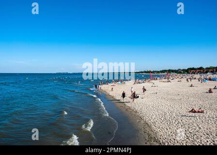 Überfüllter Sopot-Strand im Sommer, Polen - Ostsee Stockfoto