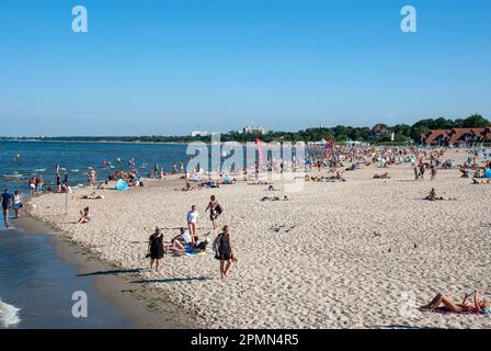 Überfüllter Sopot-Strand im Sommer, Polen - Ostsee Stockfoto