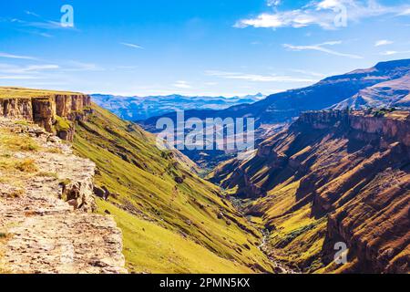 Herrliche Berglandschaft an einem sonnigen Tag. Blick auf den Kaukasus, Dagestan. Stockfoto