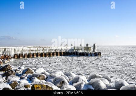 Den Oever, Niederlande - 10. Februar 2021. Eisansammlungen auf den Pfeilern des Afsluitdijk im IJsselmeer, Den Oever, Holland. Stockfoto