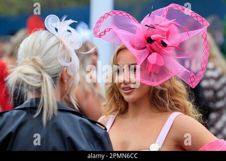 Ladies Up for Ladies Day während des Randox Grand National Festivals 2023 Ladies Day auf der Rennbahn Aintree, Liverpool, Großbritannien, 14. April 2023 (Foto von Conor Molloy/News Images) in Liverpool, Großbritannien, am 4./14. April 2023. (Foto von Conor Molloy/News Images/Sipa USA) Stockfoto