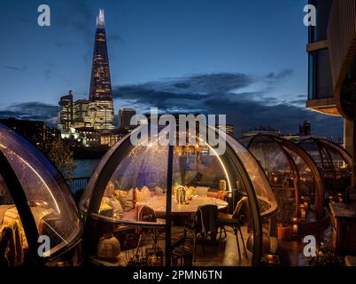 Iglus im Coppa Club an der Themse mit Blick auf Shard London, die Stadt. Stockfoto