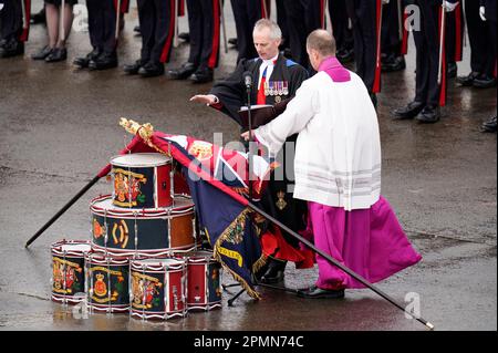 Die neuen Farben (Flagge) werden während der Sovereign's Parade 200. in der Royal Military Academy Sandhurst (RMAS) in Camberley, Surrey, gesegnet. Foto: Freitag, 14. April 2023. Stockfoto