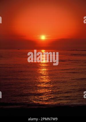 Kanalinseln. Alderney. Sonnenuntergang über dem Atlantik. Stockfoto