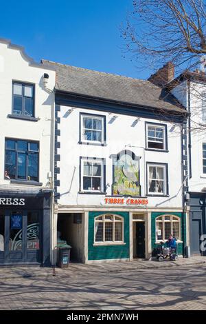 Ein Raucher sitzt vor dem Three Cranes Public House im Zentrum von York City Stockfoto