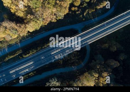 Zenithale Luftaufnahme eines Hochgeschwindigkeitsbahngleises Stockfoto