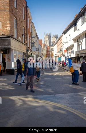 Niedriges Petergat in York mit Blick auf die Dom-Türme Stockfoto