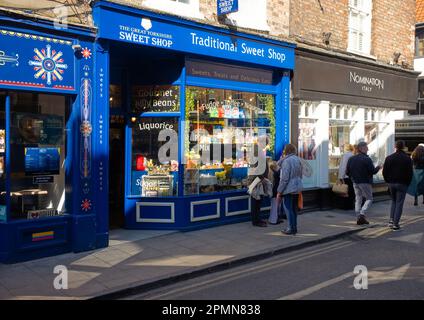 Traditioneller Süßwarenladen im Zentrum von Yorks Einkaufsviertel Stockfoto