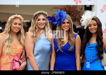 Ladies Up for Ladies Day während des Randox Grand National Festivals 2023 Ladies Day auf der Rennbahn Aintree, Liverpool, Großbritannien, 14. April 2023 (Foto von Conor Molloy/News Images) Stockfoto