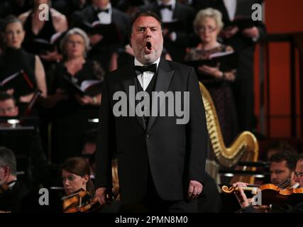 Dossierfoto vom 30. September 06/16 von Bass Baritone Bryn Terfel, Auftritt beim Galakonzert zum 70. Jahrestag der walisischen Nationaloper, durchgeführt von Carlo Rizzi im Buckingham Palace, London. Katy Perry und Lionel Richie gehören zu den musikalischen Stars, die auf dem Krönungskonzert auftreten werden, um die Krönung des Königs und Königsgemahls zu feiern, wie die BBC angekündigt hat. Zu den weiteren Teilnehmern zählen die italienische Opernsängerin Andrea Bocelli, der walisische Bass-Baritone Sir Bryn Terfel, die Songschreiberin Freya Riddings und der Komponist Alexis Ffrench, der in Kürze weitere Darbietungen bekannt geben wird. Problem Stockfoto