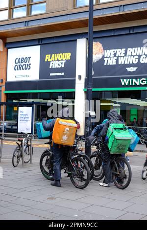 Lebensmittellieferanten, die für Just Eat, Uber Eats, Deliveroo chatten, während sie auf Bestellungen warten. Brisol, Großbritannien Stockfoto