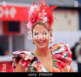 Charlotte Hawking von ITV Sport CodresUp for Ladies Day während des Randox Grand National Festivals 2023 Ladies Day auf der Aintree Rennbahn, Liverpool, Großbritannien, 14. April 2023 (Foto von Conor Molloy/News Images) Stockfoto