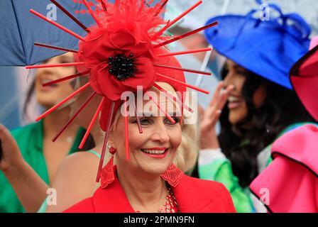 Charlotte Hawking von ITV Sport CodresUp for Ladies Day während des Randox Grand National Festivals 2023 Ladies Day auf der Aintree Rennbahn, Liverpool, Großbritannien, 14. April 2023 (Foto von Conor Molloy/News Images) Stockfoto