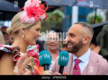 Mark Heyes und Charlotte Hawking von ITV Sport Modern Up for Ladies Day während des Randox Grand National Festivals 2023 Ladies Day in Aintree Racecourse, Liverpool, Großbritannien, 14. April 2023 (Foto von Conor Molloy/News Images) Stockfoto