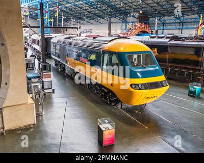 Allgemeines Bild im National Railway Museum in York mit Blick auf die große Halle, in der sich zwei der 125-Dieselzüge der Inter-City befinden Stockfoto