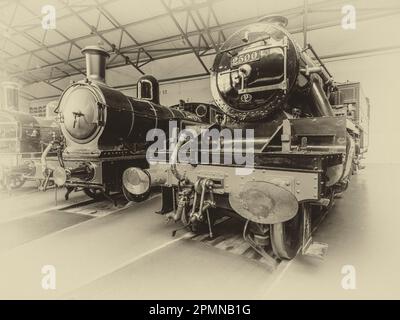 Allgemeines Bild im National Railway Museum in York mit verschiedenen Lokomotiven Stockfoto