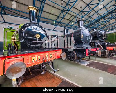 Allgemeines Bild im National Railway Museum in York mit verschiedenen Lokomotiven Stockfoto