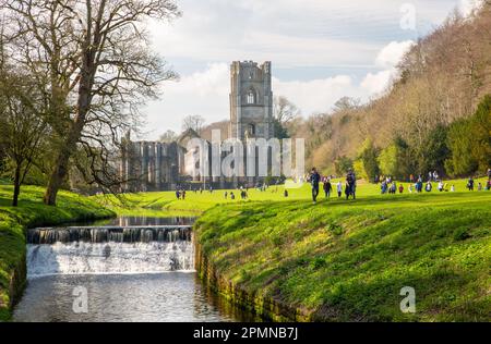 Brunnen Abtei die Überreste eines Zisterzienserklosters sind heute ein Eigentum des National Trust in der Nähe der nördlichen Yorkshire Stadt Ripon Stockfoto