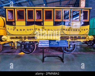 Allgemeines Bild im National Railway Museum in York mit einer Nachbildung der Liverpool- und Manchester-1.-Klasse aus dem Jahr 1850 Stockfoto