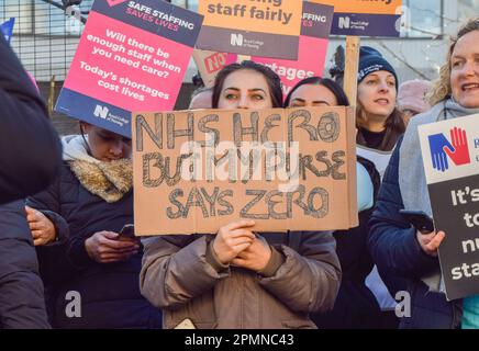 London, Großbritannien. 20. Dezember 2022 Am zweiten Tag des ersten britischen Krankenpflegestreiks in der Geschichte des NHS veranstalteten die Krankenschwestern eine Demonstration am Royal College of Nursing vor dem St. Thomas' Hospital. Tausende von Krankenschwestern streiken im ganzen Land wegen des Gehalts. Stockfoto