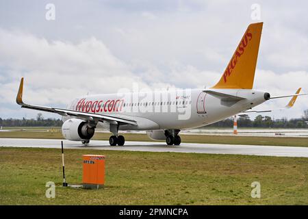 Das Oberste, Deutschland. 12. April 2023. Eindrücke vom Franz-Josef-Strauss-Flughafen München am 12. April 2023. PEGASUS-Maschine nach der Landung. ? Kredit: dpa/Alamy Live News Stockfoto