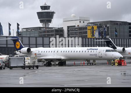 Parkposition. 12. April 2023. Eindrücke vom Franz-Josef-Strauss-Flughafen München am 12. April 2023. Flugzeug der Lufthansa CityLine in Parkposition. Abstand. ? Kredit: dpa/Alamy Live News Stockfoto