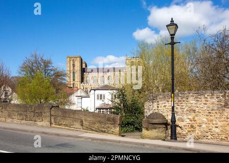 Blick auf die Ripon Cathedral von der New Bridge am Bondgate Green, in der North Yorkshire Stadt Ripon England Stockfoto