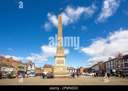 Der Obelisk auf dem Marktplatz Ripon North Yorkshire, der 1781 erbaut wurde, stellt hier jeden Abend um 9pm Uhr die Hornblase ein Stockfoto