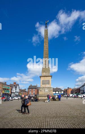 Der Obelisk auf dem Marktplatz Ripon North Yorkshire, der 1781 erbaut wurde, stellt hier jeden Abend um 9pm Uhr die Hornblase ein Stockfoto