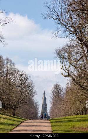 Menschen, die auf dem Gelände der Studley Royal Gardens mit St. Mary's Church, Church Walk, Studley Royal, Ripon, North Yorkshire Stockfoto