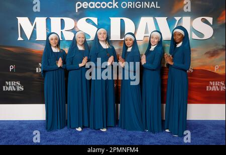 Los Angeles, Ca. 13. April 2023. Atmosphäre bei der Premiere von Mrs. Davis im DGA Theater in Los Angeles, Kalifornien, am 13. April 2023. Kredit: Faye Sadou/Media Punch/Alamy Live News Stockfoto