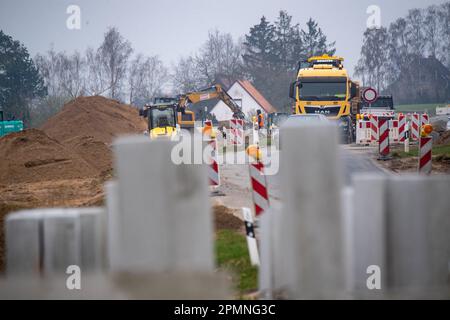 Sauzin, Deutschland. 14. April 2023. Baufahrzeuge arbeiten auf der Baustelle für die Umgehungsstraße B111 in der Nähe von Wolgast. Die neue Brücke zur Insel Usedom über den Fluss Peene soll südlich von Wolgast gebaut werden, mit einer Länge von 1,4 Kilometern, 70 Meter hohen Pylonen und 42 Meter Platz zwischen dem Fluss Peene und dem unteren Rand der Brücke. Die Gesamtkosten des Projekts werden sich voraussichtlich auf rund 140 Millionen Euro belaufen. Die Stadt Wolgast soll durch eine direkte Verbindung zwischen der Autobahn 20 und der Insel Usedom entlastet werden. Kredit: Stefan Sauer/dpa/Alamy Live News Stockfoto