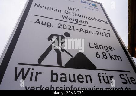 Sauzin, Deutschland. 14. April 2023. Baufahrzeuge arbeiten auf der Baustelle für die Umgehungsstraße B111 in der Nähe von Wolgast. Die neue Brücke zur Insel Usedom über den Fluss Peene soll südlich von Wolgast gebaut werden, mit einer Länge von 1,4 Kilometern, 70 Meter hohen Pylonen und 42 Meter Platz zwischen dem Fluss Peene und dem unteren Rand der Brücke. Die Gesamtkosten des Projekts werden sich voraussichtlich auf rund 140 Millionen Euro belaufen. Die Stadt Wolgast soll durch eine direkte Verbindung zwischen der Autobahn 20 und der Insel Usedom entlastet werden. Kredit: Stefan Sauer/dpa/Alamy Live News Stockfoto