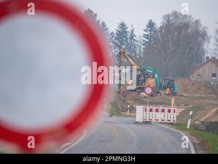 Sauzin, Deutschland. 14. April 2023. Baufahrzeuge arbeiten auf der Baustelle für die Umgehungsstraße B111 in der Nähe von Wolgast. Die neue Brücke zur Insel Usedom über den Fluss Peene soll südlich von Wolgast gebaut werden, mit einer Länge von 1,4 Kilometern, 70 Meter hohen Pylonen und 42 Meter Platz zwischen dem Fluss Peene und dem unteren Rand der Brücke. Die Gesamtkosten des Projekts werden sich voraussichtlich auf rund 140 Millionen Euro belaufen. Die Stadt Wolgast soll durch eine direkte Verbindung zwischen der Autobahn 20 und der Insel Usedom entlastet werden. Kredit: Stefan Sauer/dpa/Alamy Live News Stockfoto