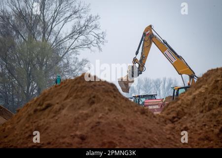 Sauzin, Deutschland. 14. April 2023. Baufahrzeuge arbeiten auf der Baustelle für die Umgehungsstraße B111 in der Nähe von Wolgast. Die neue Brücke zur Insel Usedom über den Fluss Peene soll südlich von Wolgast gebaut werden, mit einer Länge von 1,4 Kilometern, 70 Meter hohen Pylonen und 42 Meter Platz zwischen dem Fluss Peene und dem unteren Rand der Brücke. Die Gesamtkosten des Projekts werden sich voraussichtlich auf rund 140 Millionen Euro belaufen. Die Stadt Wolgast soll durch eine direkte Verbindung zwischen der Autobahn 20 und der Insel Usedom entlastet werden. Kredit: Stefan Sauer/dpa/Alamy Live News Stockfoto