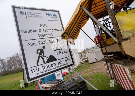 Sauzin, Deutschland. 14. April 2023. Baufahrzeuge arbeiten auf der Baustelle für die Umgehungsstraße B111 in der Nähe von Wolgast. Die neue Brücke zur Insel Usedom über den Fluss Peene soll südlich von Wolgast gebaut werden, mit einer Länge von 1,4 Kilometern, 70 Meter hohen Pylonen und 42 Meter Platz zwischen dem Fluss Peene und dem unteren Rand der Brücke. Die Gesamtkosten des Projekts werden sich voraussichtlich auf rund 140 Millionen Euro belaufen. Die Stadt Wolgast soll durch eine direkte Verbindung zwischen der Autobahn 20 und der Insel Usedom entlastet werden. Kredit: Stefan Sauer/dpa/Alamy Live News Stockfoto