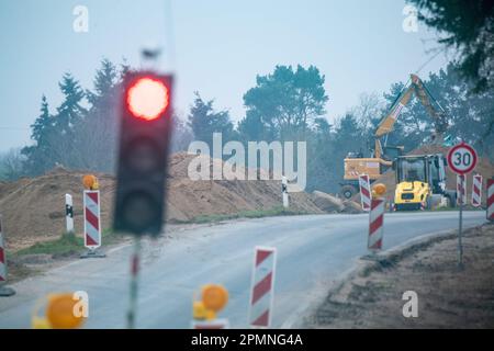 Sauzin, Deutschland. 14. April 2023. Baufahrzeuge arbeiten auf der Baustelle für die Umgehungsstraße B111 in der Nähe von Wolgast. Die neue Brücke zur Insel Usedom über den Fluss Peene soll südlich von Wolgast gebaut werden, mit einer Länge von 1,4 Kilometern, 70 Meter hohen Pylonen und 42 Meter Platz zwischen dem Fluss Peene und dem unteren Rand der Brücke. Die Gesamtkosten des Projekts werden sich voraussichtlich auf rund 140 Millionen Euro belaufen. Die Stadt Wolgast soll durch eine direkte Verbindung zwischen der Autobahn 20 und der Insel Usedom entlastet werden. Kredit: Stefan Sauer/dpa/Alamy Live News Stockfoto