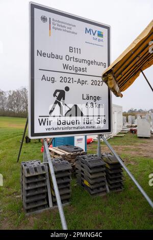 Sauzin, Deutschland. 14. April 2023. Baufahrzeuge arbeiten auf der Baustelle für die Umgehungsstraße B111 in der Nähe von Wolgast. Die neue Brücke zur Insel Usedom über den Fluss Peene soll südlich von Wolgast gebaut werden, mit einer Länge von 1,4 Kilometern, 70 Meter hohen Pylonen und 42 Meter Platz zwischen dem Fluss Peene und dem unteren Rand der Brücke. Die Gesamtkosten des Projekts werden sich voraussichtlich auf rund 140 Millionen Euro belaufen. Die Stadt Wolgast soll durch eine direkte Verbindung zwischen der Autobahn 20 und der Insel Usedom entlastet werden. Kredit: Stefan Sauer/dpa/Alamy Live News Stockfoto