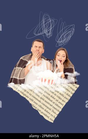Vertikales Collage-Bild von zwei gelangweilten, müden Menschen, die gähnen, halten Popcorn großes Buch auf dunkelblauem Hintergrund isoliert Stockfoto