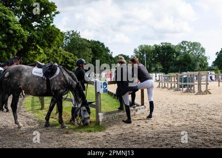 Das Al Shira'aa Hickstead Derby trifft 2022 Pferdewege in Hickstead Stockfoto