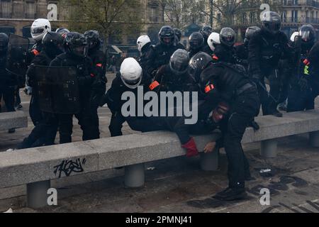 Julien Mattia / Le Pictorium - 12. Tag der Mobilisierung gegen die Rentenreform in Paris, 13. April 2023 - 14. April 4/2023 - Frankreich / Paris / Paris - die Polizei nimmt während der Mobilisierung gegen die Rentenreform in Paris am 13. April Festnahmen vor. Stockfoto