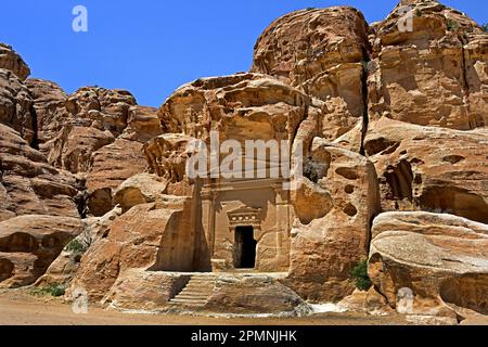 Das Grab am Eingang von Al Beidha oder Little Petra, Wadi Musa, nabataeanische Karawanstadtfassaden, in Jordanien geschnitzte Sandsteinwüste, Stockfoto