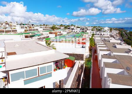 Resort auf den Dächern der Insel. Weiße Häuser von Playa Blanca Lanzarote Stockfoto